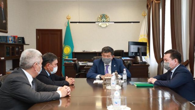 Махамбет Досмұхамбетов Атырау мұнай өңдеу зауытының жаңа басшысын қабылдады