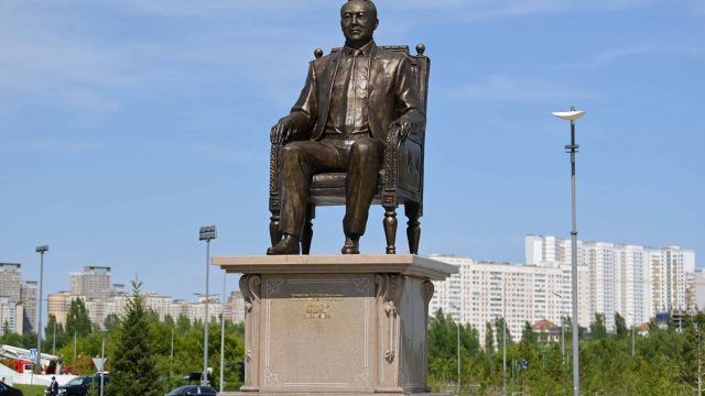 Астанада Нұрсұлтан Назарбаевқа ескерткіш орнатылды