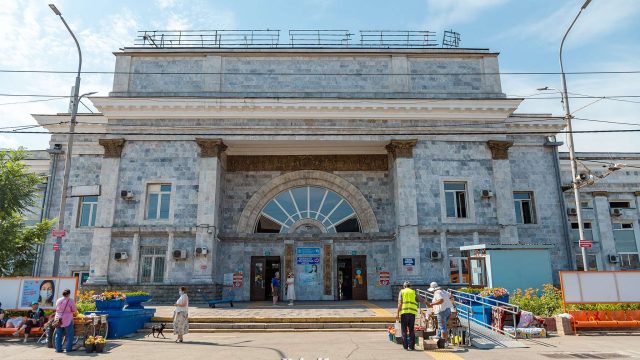 Алматы вокзалында жолаушыларға тиісіп, ақша тапқандар жазаланды