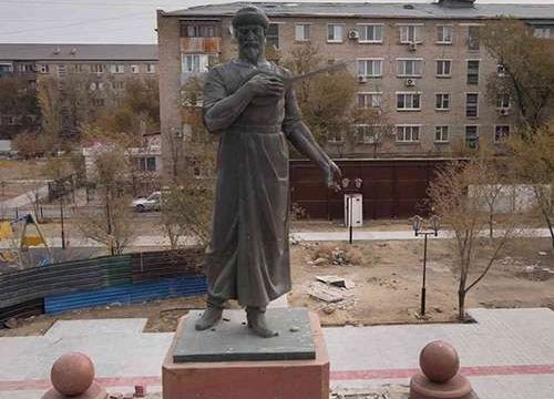 Атырау облысы әкімі Құрманғазы ескерткішіне гүл қойды
