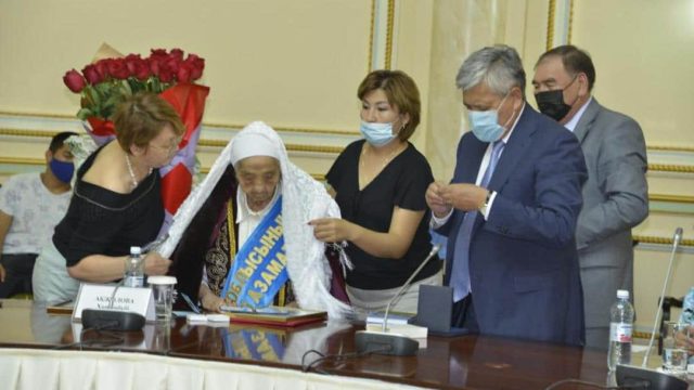 Қасым-Жомарт Тоқаев ардагер журналисті 100 жасқа толуымен құттықтады