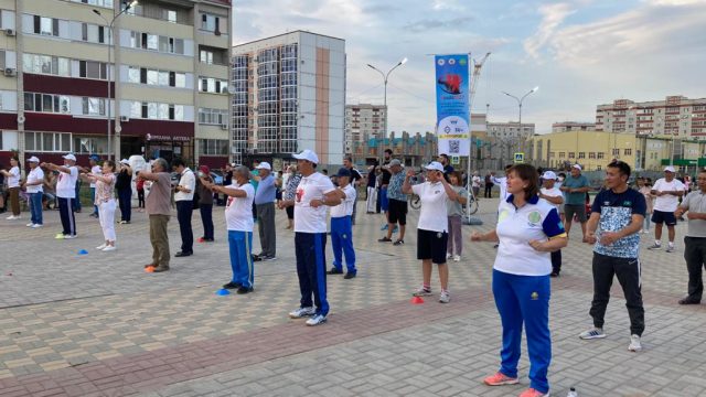 Орал тұрғындары емхана жанында тыныс алу жаттығуларын жасады
