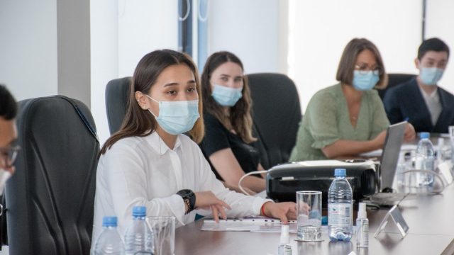 ҚҚДИ «Бала асырап алушы ата-аналар мектебі» онлайн курсын таныстырды