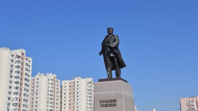 Нұр-Сұлтанда Жұмабек Тәшеневке ескерткіш қойылды