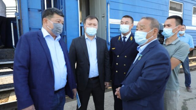 Атырауға вакцина алу үшін шалғай аудандардың тұрғындары пойызбен келді