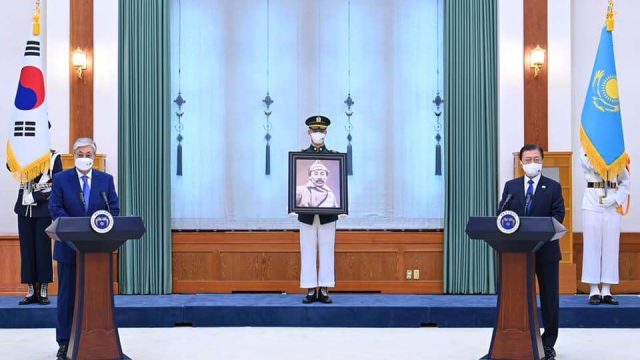 Қасым-Жомарт Тоқаев Корея президентіне Қызылорда топырағын берді