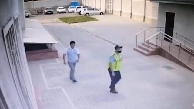 Алматыды әріптесіне қол көтерген полицей ішкі істер органдарынан шығарылды