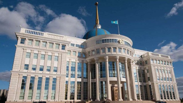 Президент Алматыдағы атыстан қаза тапқан полицейлер мен сот орындаушысын наградтады
