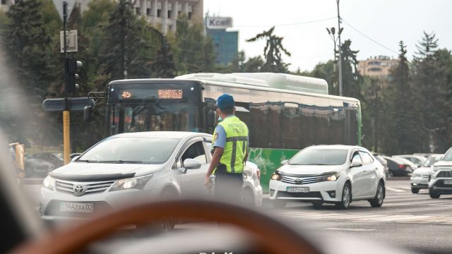 Телефон қолдану, белдік тақпау: Астанада жол қауіпсіздігін AI бақылайды