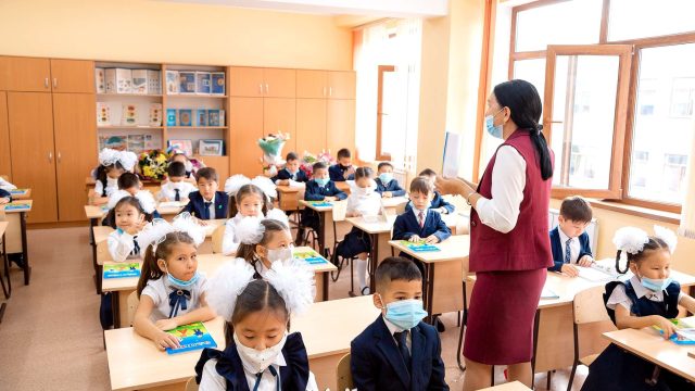 Елімізде үш ауысымды мектептер мәселесі қалай шешіліп жатыр?