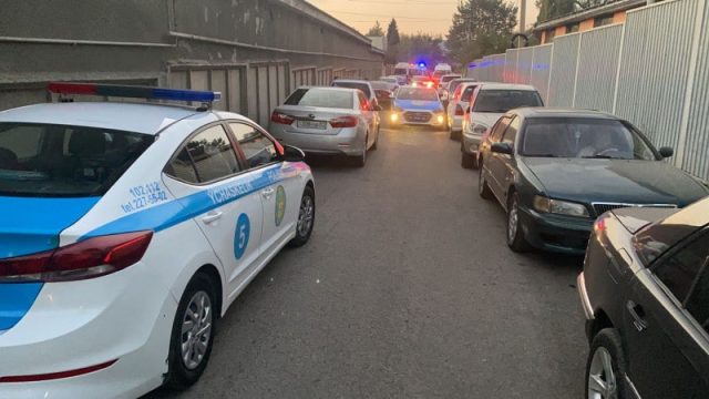Алматы әкімі атыстан қаза тапқандардың отбасына барды