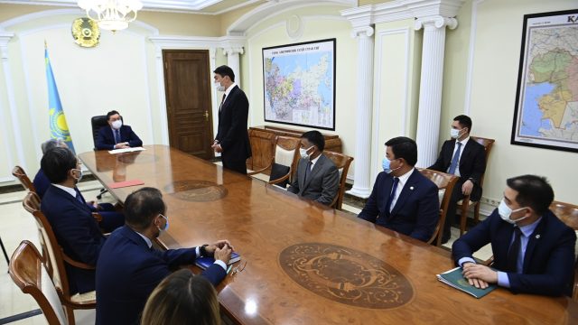 Асқар Мамин Энергетика министрлігінің ұжымына жаңа басшыны таныстырды