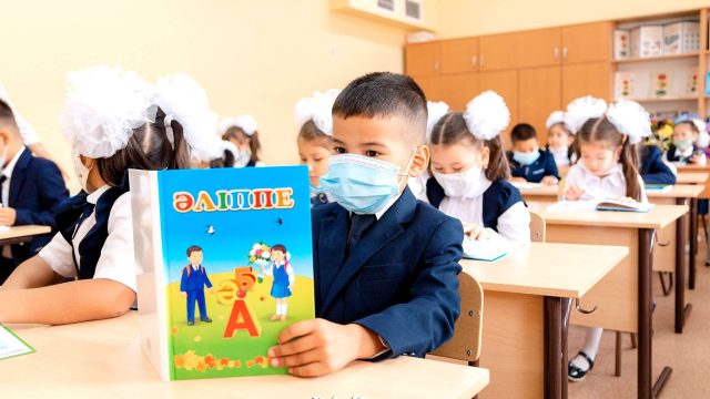 «Бар кітапқа бас болған». Биыл қайта қолданысқа енген әліппе қалай өзгерді?