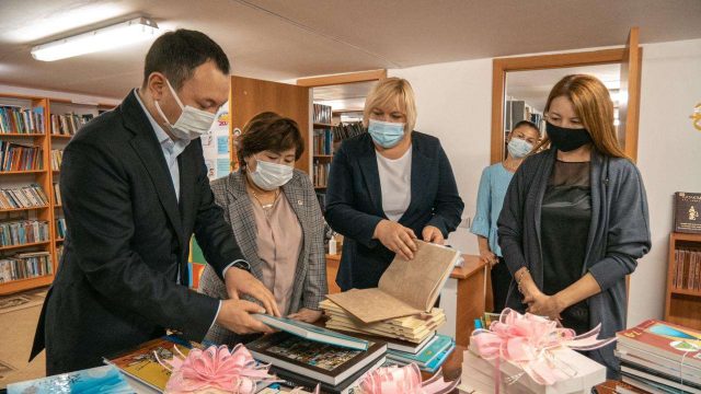 Ақмола облысының ауылдық кітапханаларына 200-ден астам кітап табысталды
