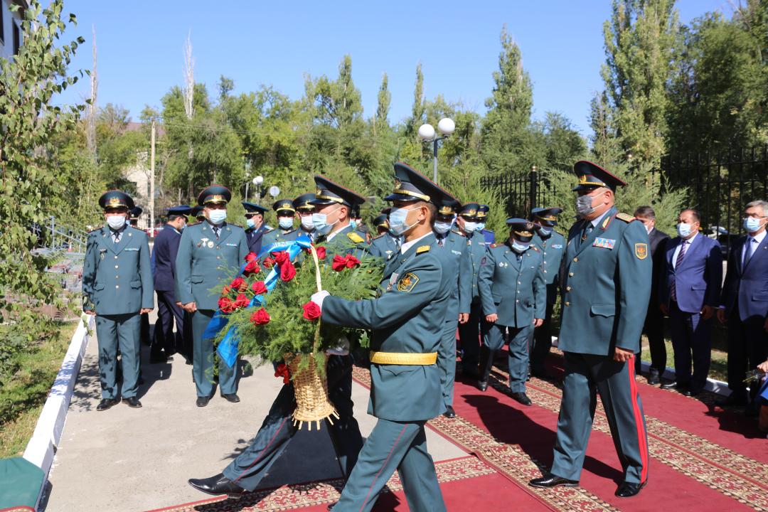 Арман Қапезов, Ескерткіш тақта