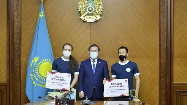 Дархан Асәділов пен Софья Берульцеваға жаңа пәтер кілттері табысталды