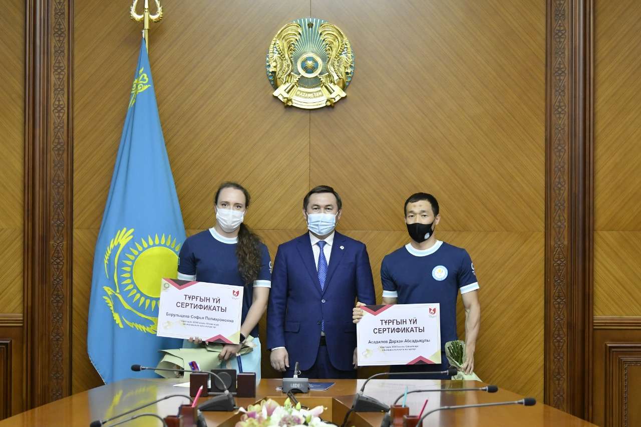 Дархан Асәділов пен Софья Берульцеваға жаңа пәтер кілттері табысталды