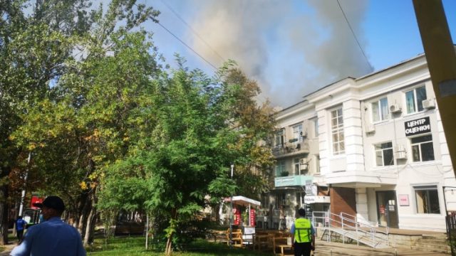 Алматы орталығында төрт қабатты тұрғын үй өртеніп жатыр
