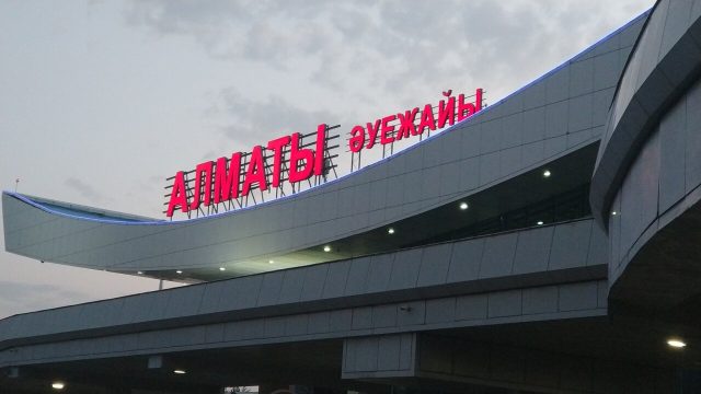 Алматы әуежайында төбелес болып, полицей қызметтік қарудан оқ атты