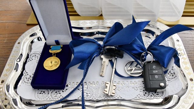 Алматының үздік мұғалімдеріне пәтер мен автокөлік кілті тапсырылды