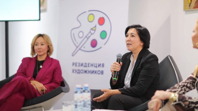 Балалар кондитер өнімдерінің қаптамасын безендіреді