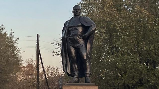 Нұр-Сұлтанда Қажымұқан Мұңайтпасұлына ескерткіш орнатылды