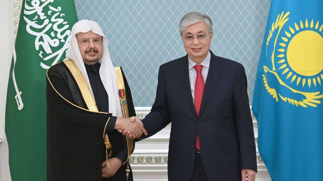 Мемлекет басшысы араб әмірін «Барыс» орденімен марапаттады