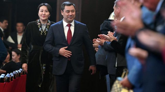 Қырғызстан президенті жұбайымен бірге қазақ әншілерінің концертін көрді