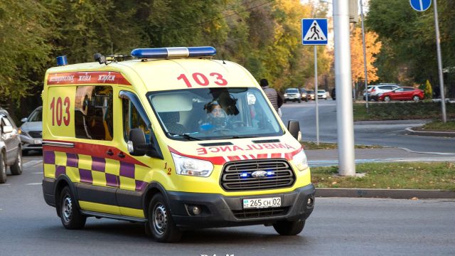 Астанада жедел жәрдем қызметкеріне қол көтерген ер адам сотталды