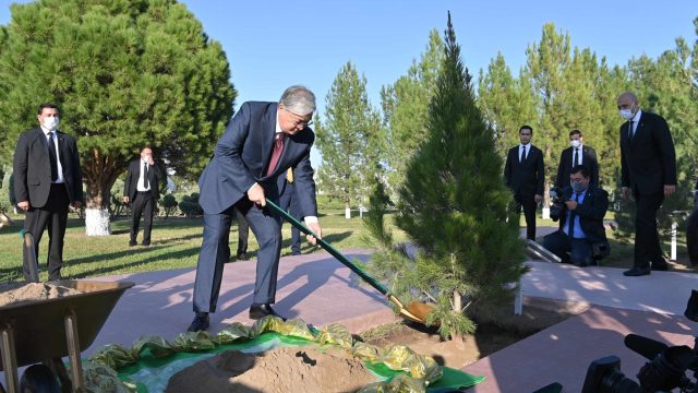 Президент Түрікменстанның Тәуелсіздік монументіне гүл шоғын қойды