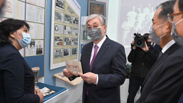 Қасым-Жомарт Тоқаевқа 10-класс оқып жүргенде жазған хаты табысталды