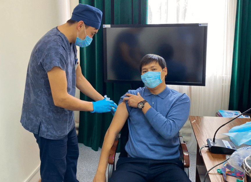 Алматыда 18 жасқа толмаған жасөспірімдер вакцинация паспортын алды