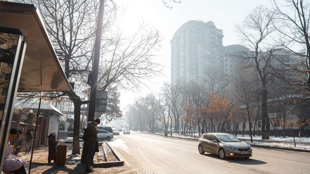 Алматыда әйел үш баласымен бірге 9-қабаттан секіріп кетті