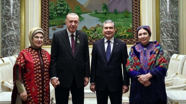 Түрікменстан президенті әйелімен ресми түрде алғаш рет фотоға түсті