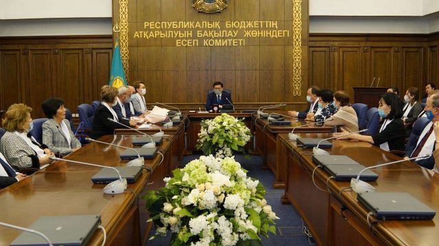 Министр техникалық және кәсіптік білім беру ардагерлерін марапаттады