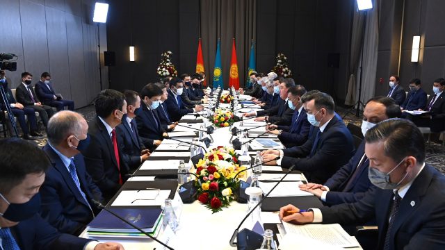 Қазақстан мен Қырғызстанның үкімет басшылары келіссөз жүргізді