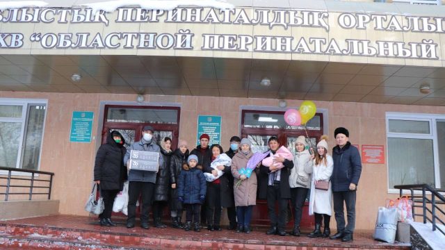 Жаңа туған нәрестелерге Тәуелсіздік күніне орай «Сүйінші» сыйқорабы тарту етілді