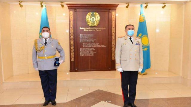 Президент дәретханаға түсіп кеткен 2 баланы құтқарған полицейді марапаттады