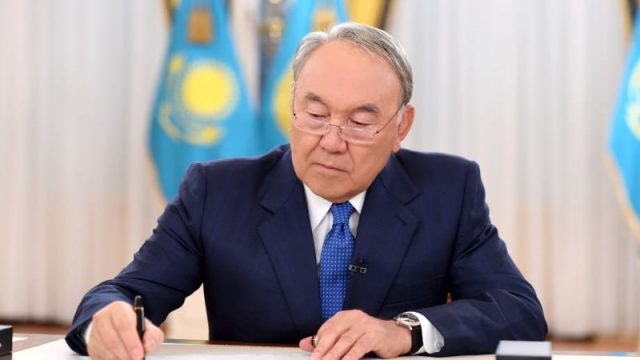 Назарбаев Конституцияда тәуелсіз Қазақстанның негізін қалаушы ретінде жазылады