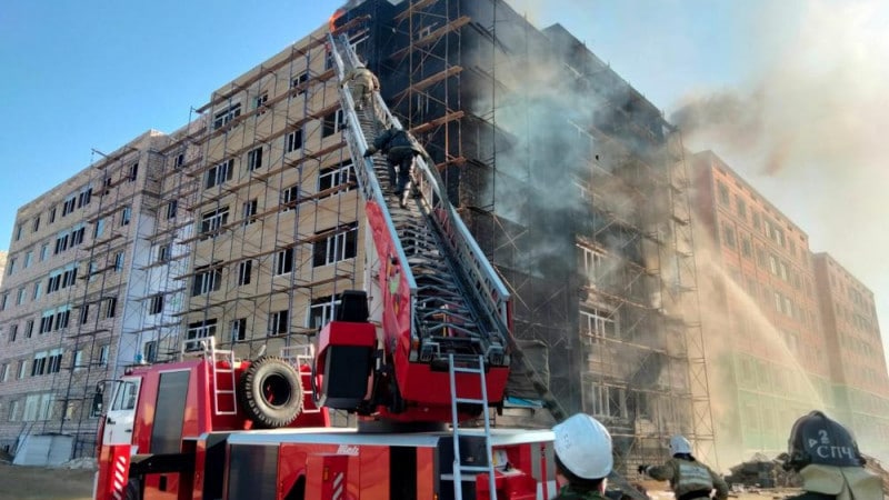 d3b85daaa20039b47a4bf2ea2cefd22c Ақтауда жаңа салынып жатқан тұрғын үйден өрт шықты