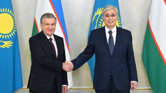 Мирзиёев Тоқаевты дипломатиялық қарым-қатынастардың орнағанына 30 жыл толуымен құттықтады