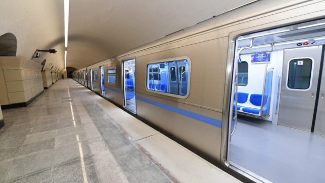 Алматы метросында екі ер адам жасөспірімді тапаншамен қорқытып, соққыға жықты