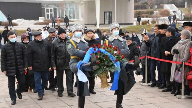 Алматыда «Тәуелсіздік» монументіне гүл қою рәсімі өтті
