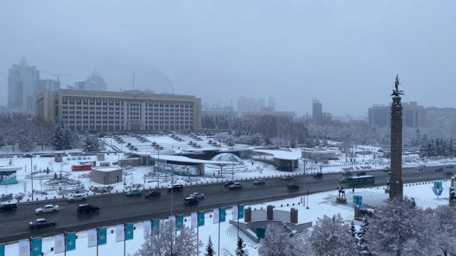 Алматыға қар жауды: 1 300-ден астам жұмысшы жолды тазалап жатыр