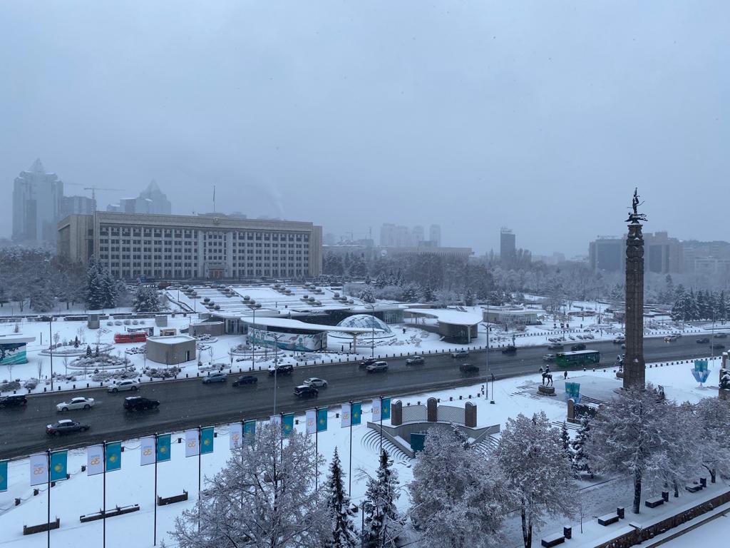 Алматыға қар жауды: 1 300-ден астам жұмысшы жолды тазалап жатыр