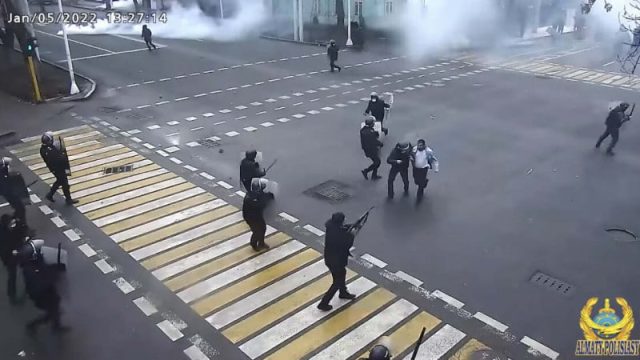 Алматы полицейлерін ұрып-соққан видеолар жарияланды