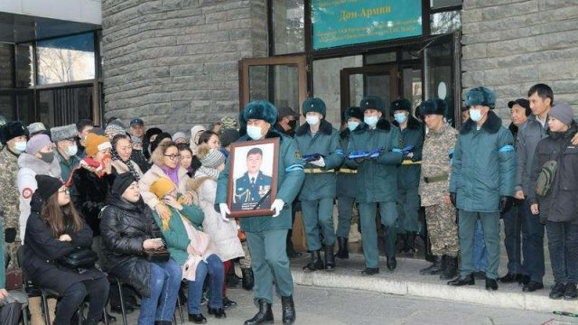 Алматыда тәртіпсіздіктер кезінде қаза тапқан офицерді ақтық сапарға шығарып салды