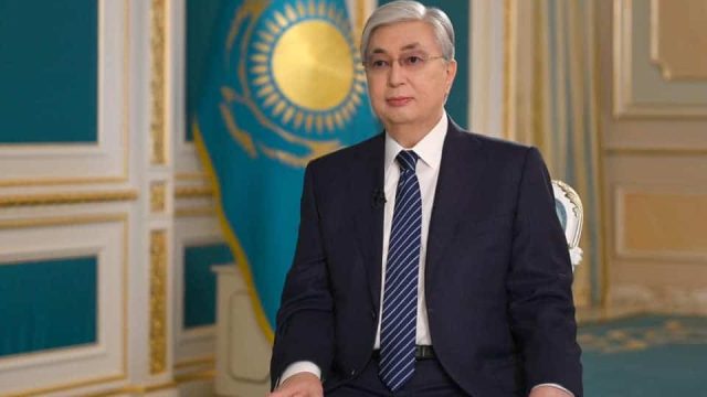 Президент мемқызметшілер мен полицейлерді құттықтады