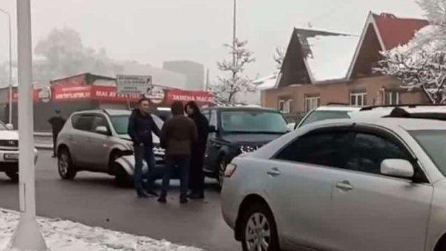 30-ға жуық жол апаты болды: Алматы полициясы жүргізушілерге үндеу жасады