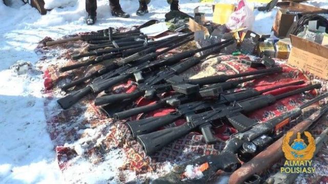 Алматыда жүкті әйел қару-жарақ дүкенін тонауға қатысқан